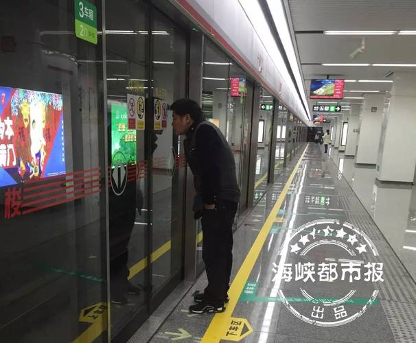 澳门科技大学读研和带不同小孩地铁乞讨与地铁带两个小孩