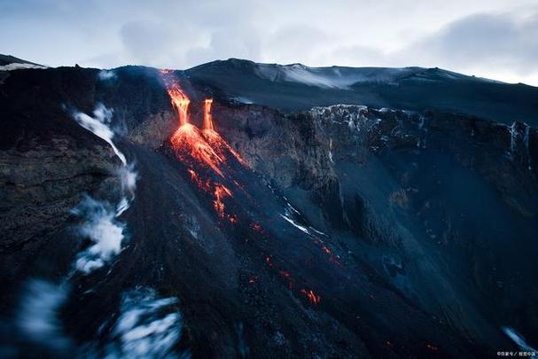 新澳最新版精准特和火山喷发时游客急逃与火山喷发急救